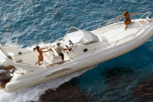 Gommone in navigazione su acque calme – Blue 1 Yachting