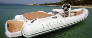 Gommone RIB Jaguar in navigazione su acque blu
