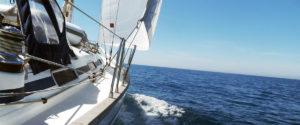 Barca a vela con vele spiegate in navigazione – Blue 1 Yachting